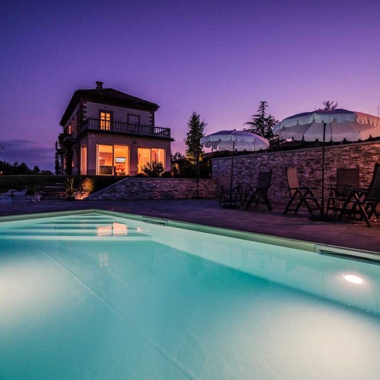 villa-piscina-notte